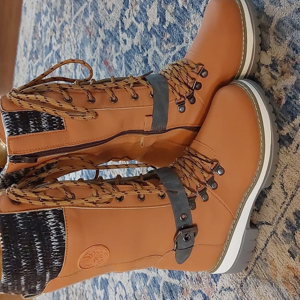 NWOT tan womens boots